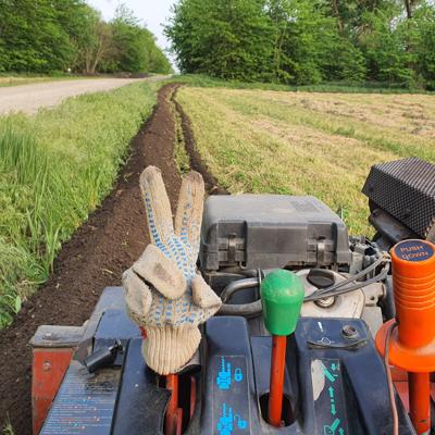 Малогабаритный траншеекопатель